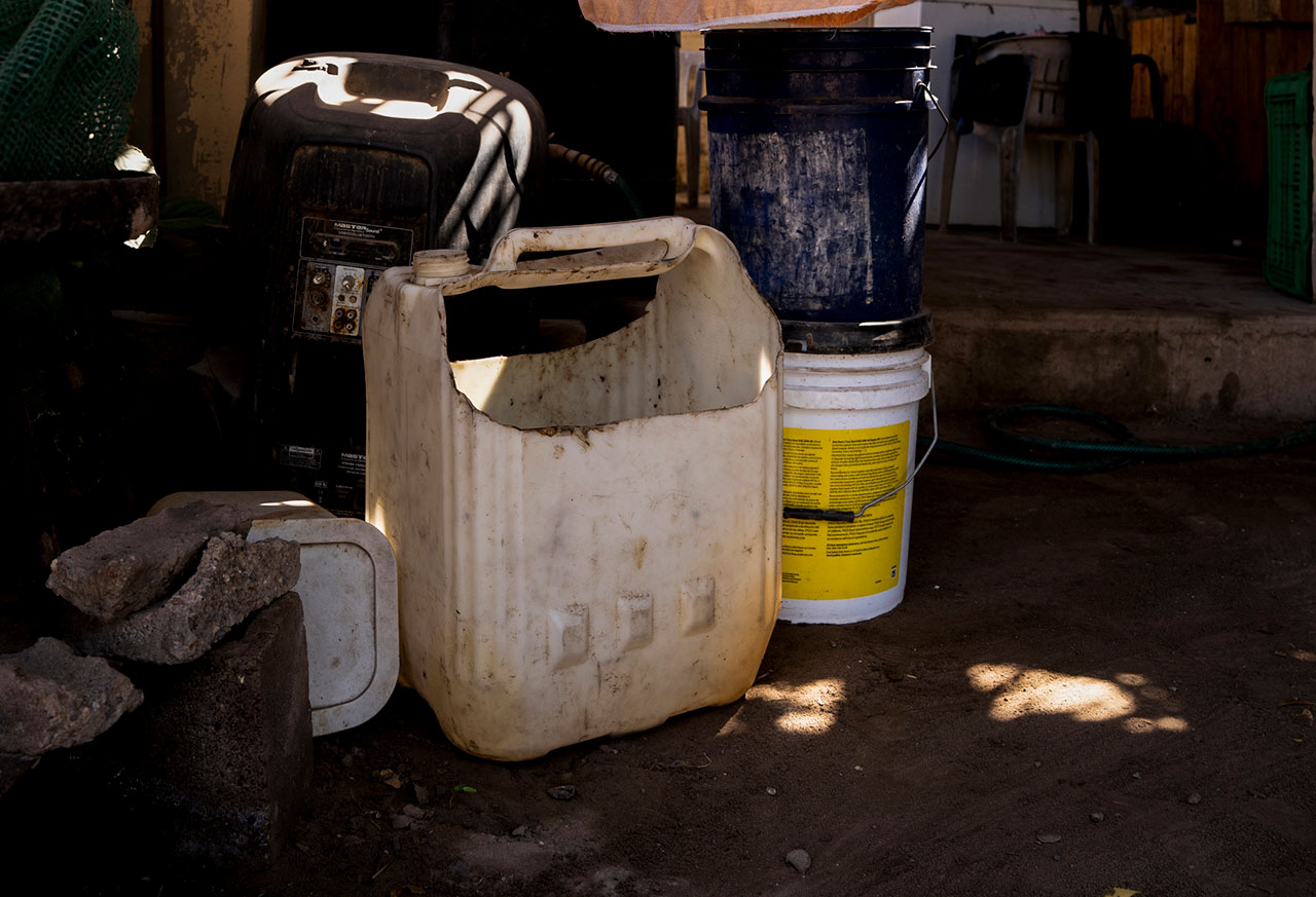 Bidones que contenían químicos para la elaboración de metanfetamina y que los militares no recogieron del mangle en Navolato, Sinaloa, fueron reutilizados por pescadores y llevados a sus casas. Fotografía: Luis Gerardo Magaña