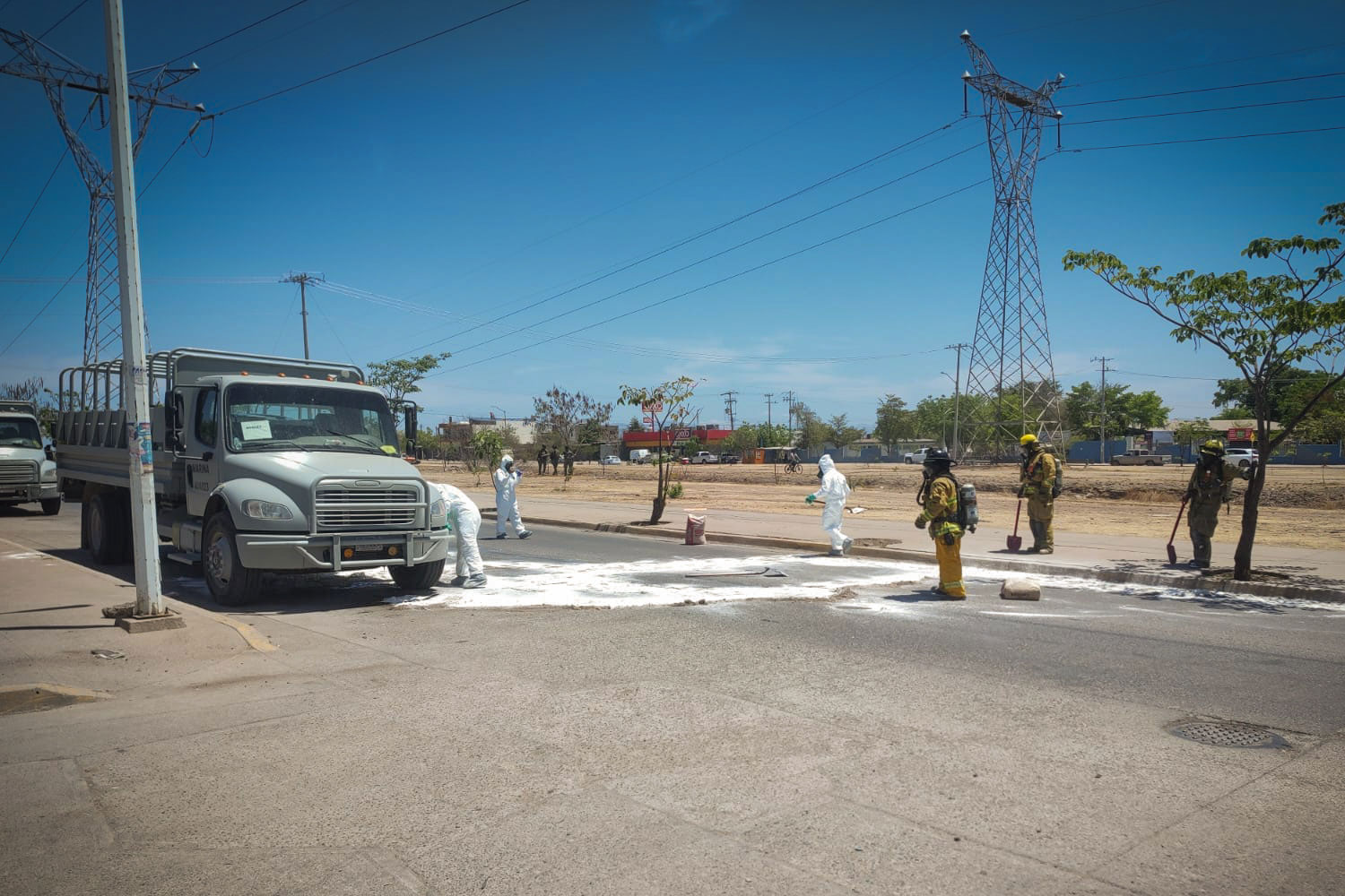 En mayo de 2023, Semar derramó ácido clorhídrico asegurado en un laboratorio en las calles de Culiacán. Fotografía: Bomberos Veteranos Culiacán